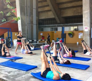 Profª Erica Takigahira ministrando a aula de Pilates.
